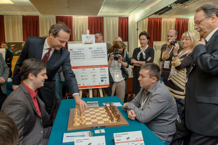 Wojciech Bartelski makes first move in Svidler-Ivanisevic /RUS-SRB/ game