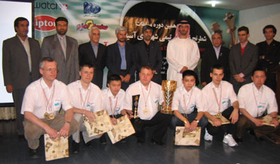 Asian Chess Federation president Sheikh Sultan bin Khalifa Al Nahyan awards the cup to Pavlodar team captain.