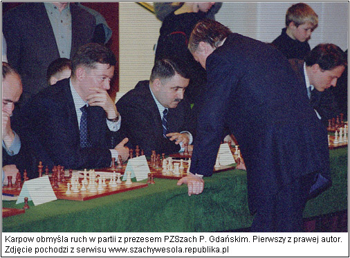 Karpow obmyśla ruch w partii z prezesem PZSzach P.Gdańskim. Pierwszy z prawej autor. Źródło: www.szachywesola.republika.pl